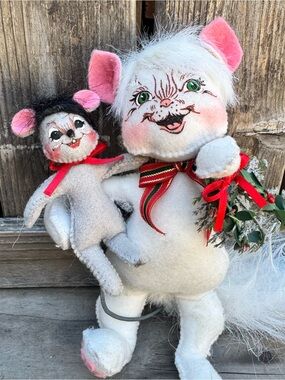 Vintage-Style Annalee Christmas Truce Cat Holding Mouse 6" Doll (2009)